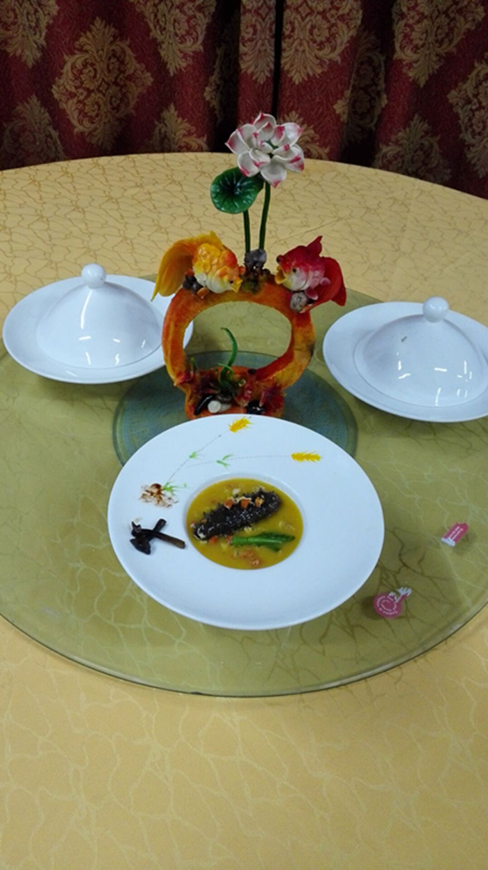 1522387038993732.jpg 省赛热菜第一名 薛伟强 作品《古法菌干蟹肉烩海参》.jpg