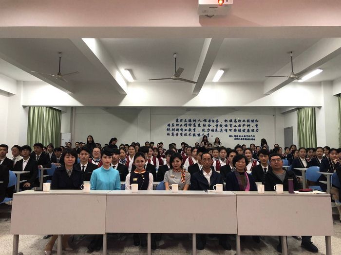 1555054126924279.jpg 师生们与新启澜航空团队合影 (复制).jpg