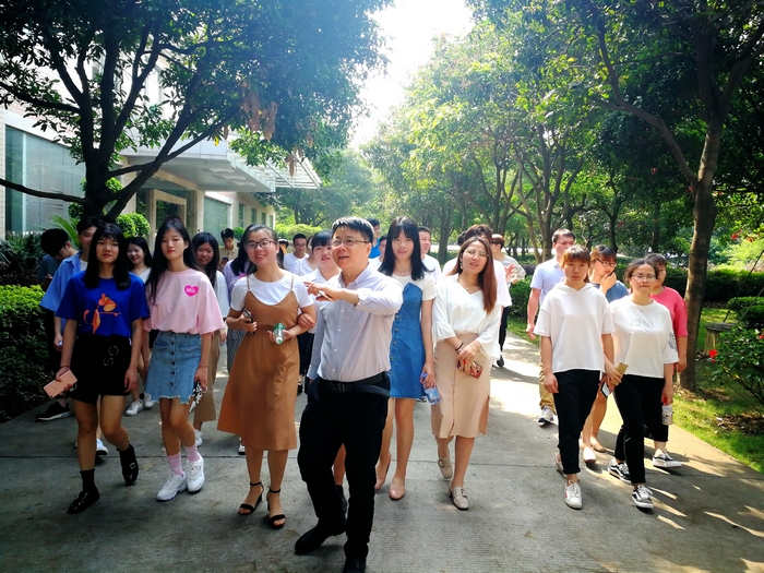 1558594354864078.jpg 学生参观福州福大自动化科技有限公司 (复制).jpg