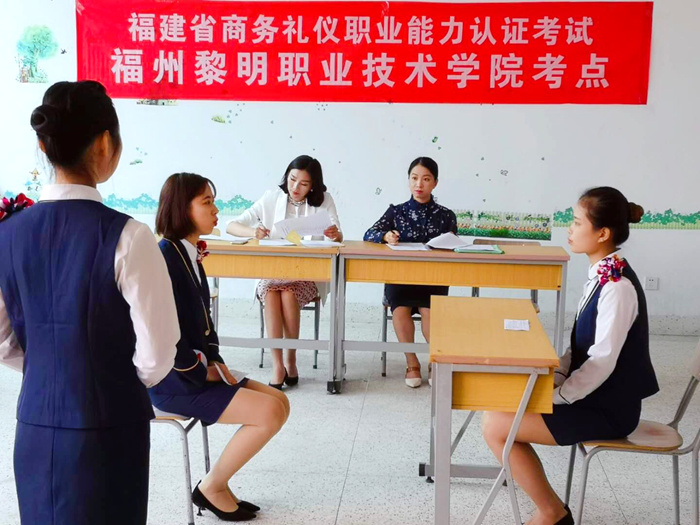 考评员正在给学生打分.jpg
