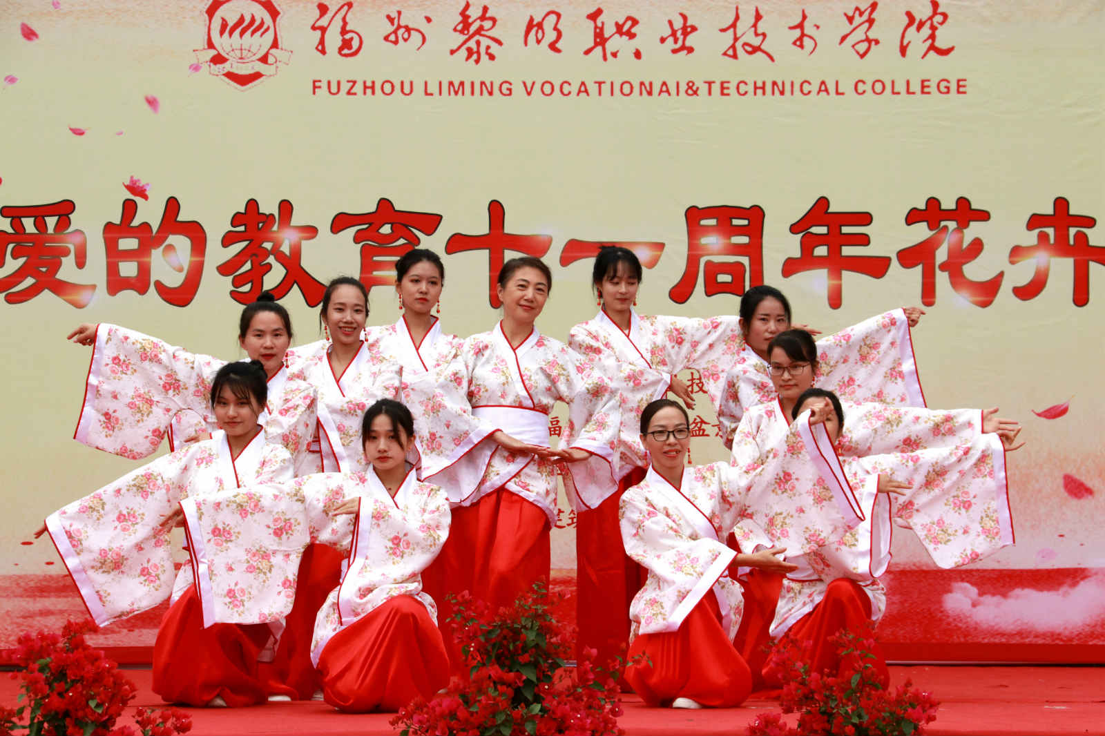 1574492567463286.jpg 药学系表演.jpg
