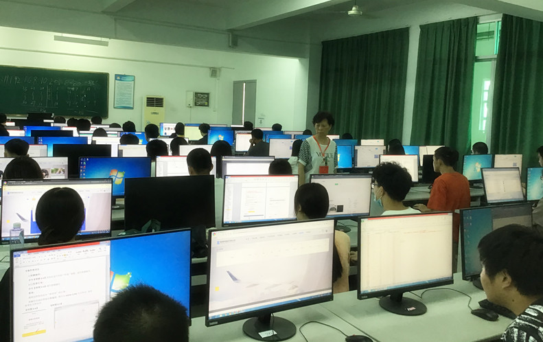 1593763750192312.jpg 学生正进行机考.JPG