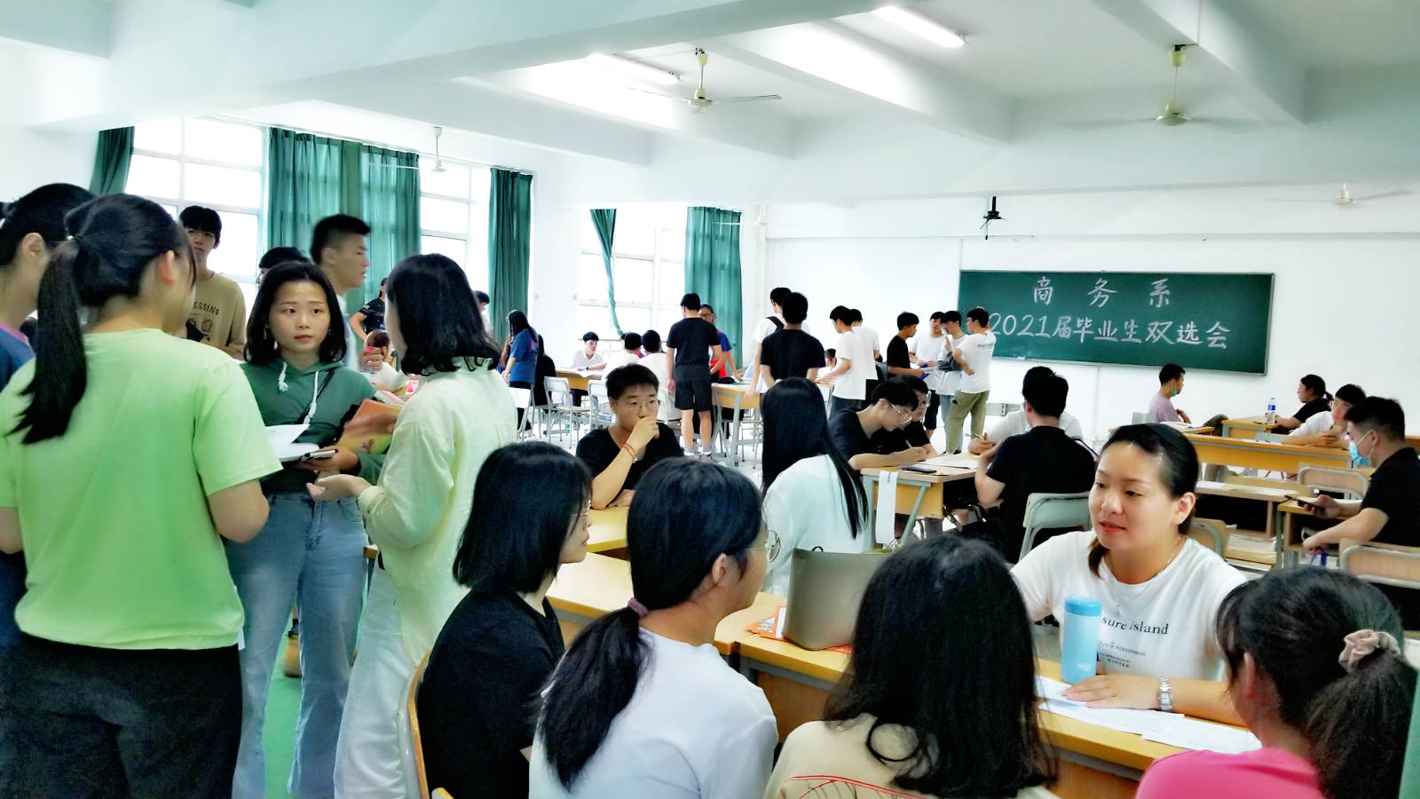 1602657178757535.jpg 双选会校企交流现场_meitu_5.jpg