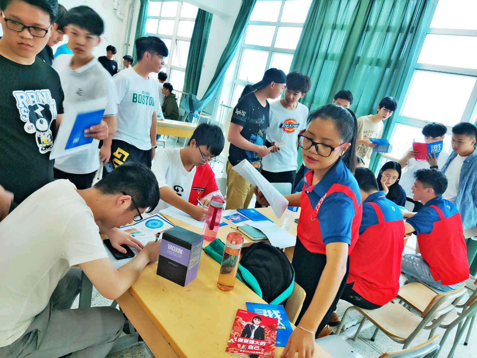 1602657249482378.jpg 双选会现场之一_meitu_4.jpg