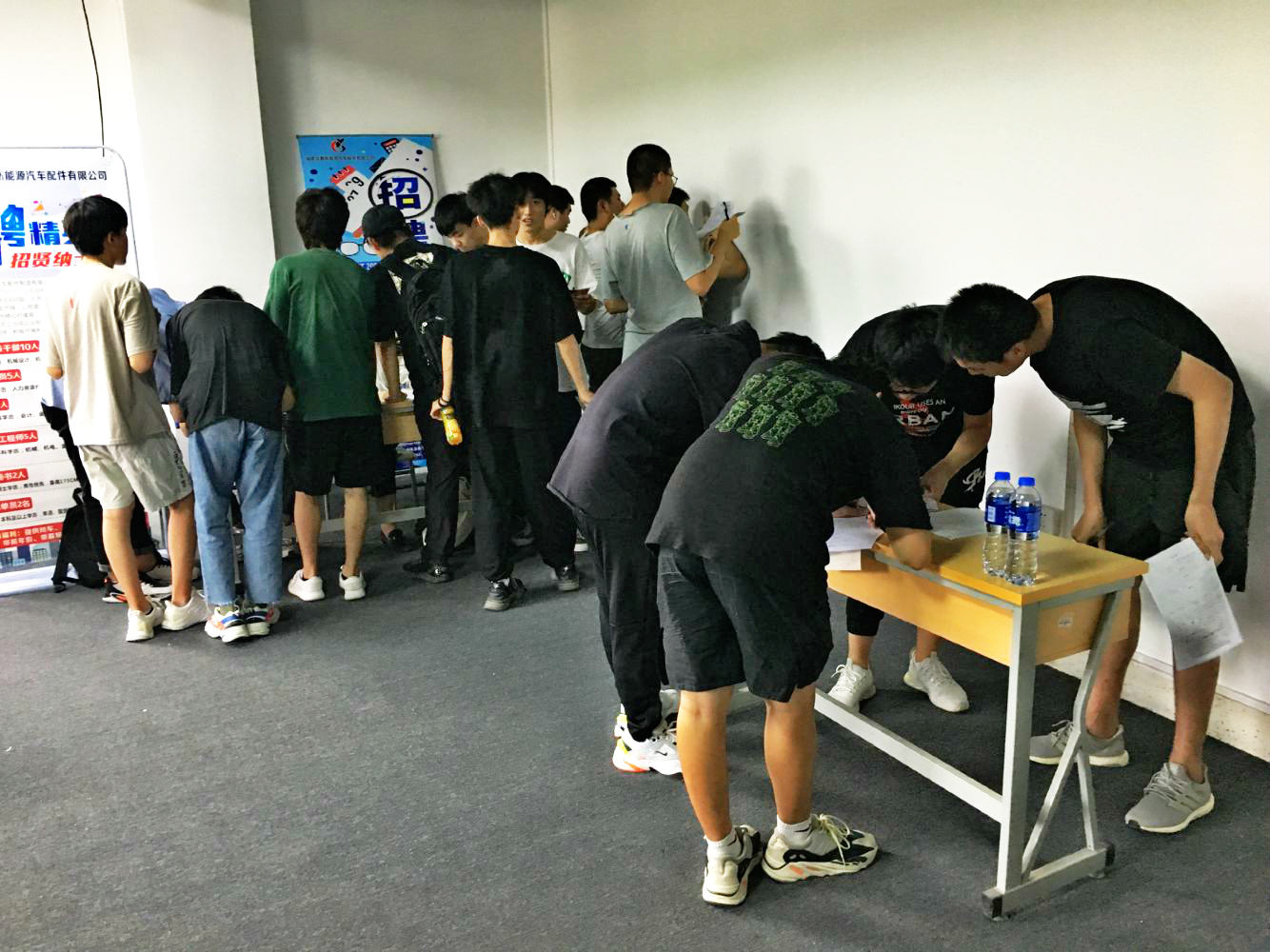 1602657323582768.jpg 学生在填写志愿表_meitu_6.jpg